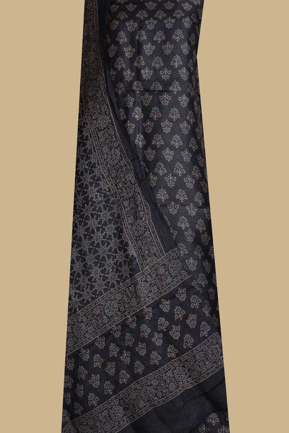 Ajrak Suits-Matkatus